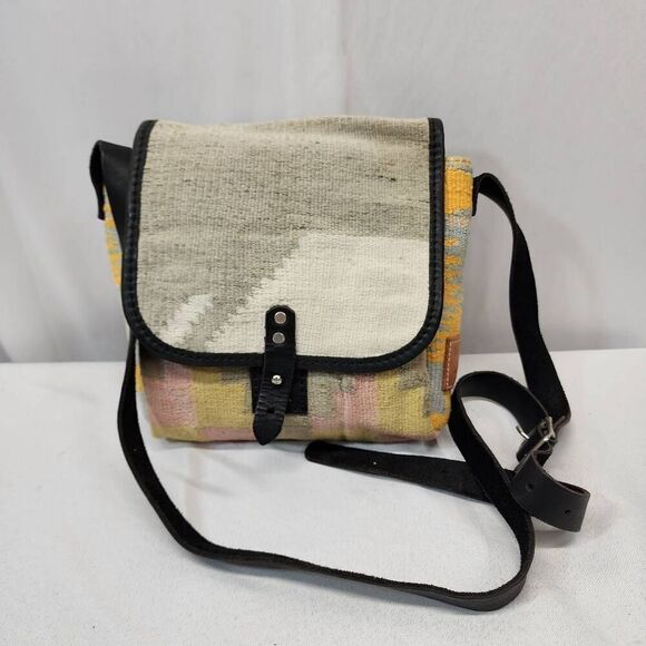 Will Leather Goods Messenger Crossbody Bag Tapestry Aztec Print Black Leather - Picture 1 of 6